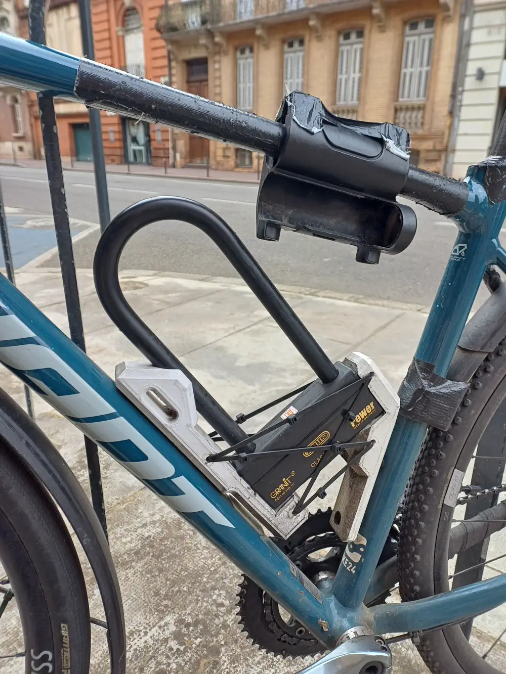 Bike lock holder with one lock